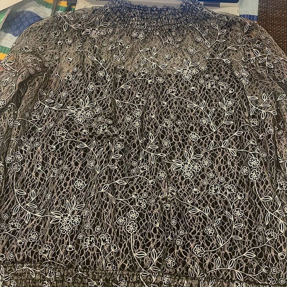 B0104 NWOT Ember black floral print top, size LARGE